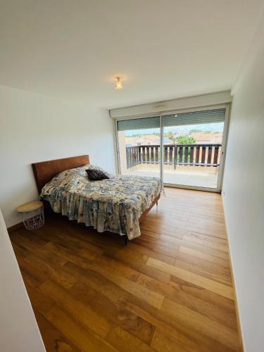 une chambre avec un lit et une grande fenêtre dans l'établissement St Cyprien - Marquard family, à Saint-Cyprien