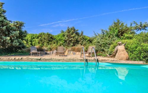 Bassenget på eller i nærheten av Residence surrounded by greenery with swimming pool in Badesi just 300 meters from the sea