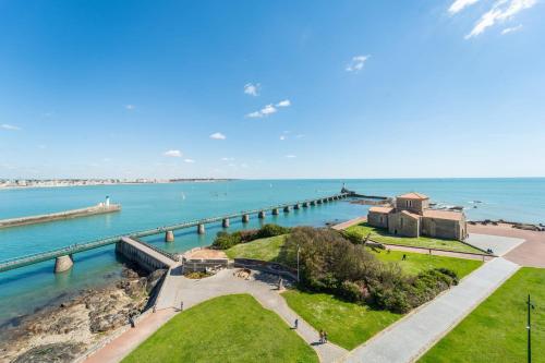 une vue aérienne d'une jetée à côté de l'océan dans l'établissement Emplacement Rare avec Vue Mer Garage fermé, à Les Sables-dʼOlonne