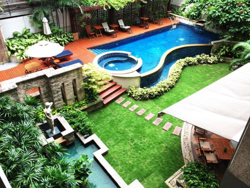 an overhead view of a swimming pool in a yard at Silom Serene A Boutique Hotel in Bangkok