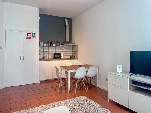 ペーゾ・ダ・レーグアにあるImperial Douro Apartamento 1のキッチン(テーブル、椅子、テレビ付)