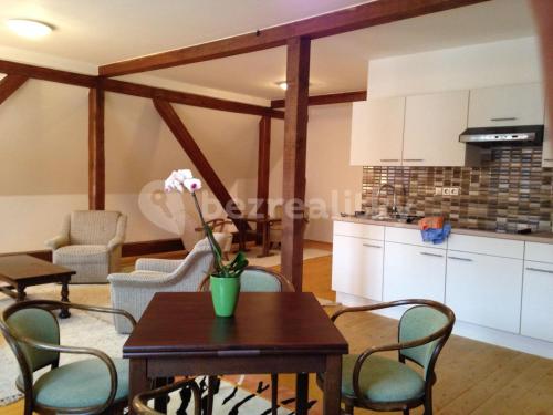 Il comprend un salon avec une table et des chaises ainsi qu'une cuisine. dans l'établissement Flamingo Family Apartment, à Český Krumlov