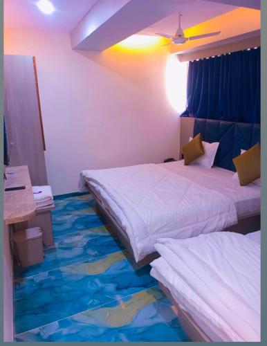 Un pat sau paturi într-o cameră la hotel shivkunj