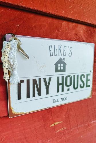 Un certificado, premio, letrero u otro documento en Elke's Tiny House