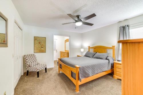 - une chambre avec un lit et un ventilateur de plafond dans l'établissement Watts Bar Lake Escape Private Boat Dock and Ramp!, à Spring City