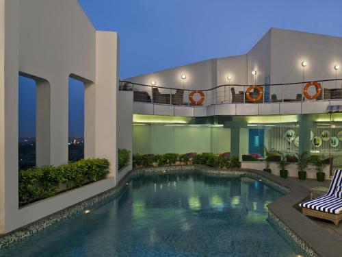 Bazén v ubytování Park Inn by Radisson New Delhi IP Extension nebo v jeho okolí