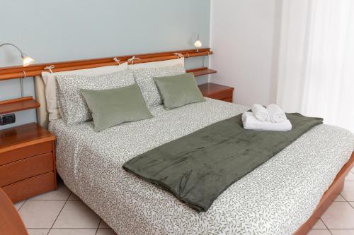 1 dormitorio con 1 cama con 2 toallas en Spacious Exclusive Apartment en Pioltello