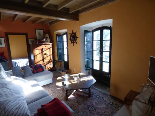 Casa Leandro : غرفة معيشة مع أريكة وطاولة قهوة