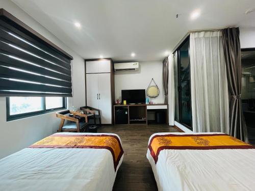 河內的住宿－My House Hotel Hanoi，酒店客房设有两张床和电视。