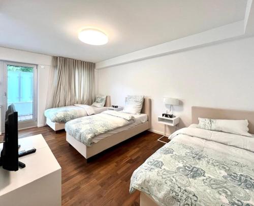 een slaapkamer met 2 bedden en een tv. bij Villa Düsseldorf in Düsseldorf
