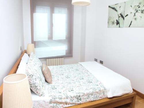 a bedroom with a bed and a window at Precioso apartamento en Santoña in Santoña
