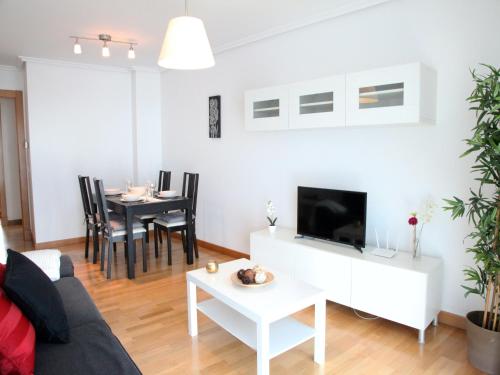 sala de estar con sofá y mesa en Precioso apartamento en Santoña, en Santoña