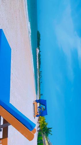 een uitzicht over een zwembad in een resort bij OceanDek in Saint Annʼs Bay