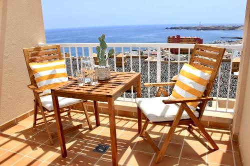 d'une table et de chaises sur un balcon avec vue sur l'océan. dans l'établissement Amazing Ocean View Apartment, à Poris de Abona