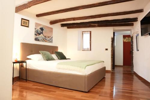 um quarto com uma cama grande num quarto em Janua Major em Cernobbio