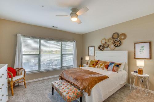 Postel nebo postele na pokoji v ubytování Lakefront Corsicana Condo with Pool Access!