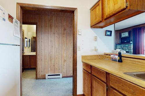 une cuisine avec des armoires en bois et une porte en bois dans l'établissement Skyleaf Villa 801, à Sugar Mountain