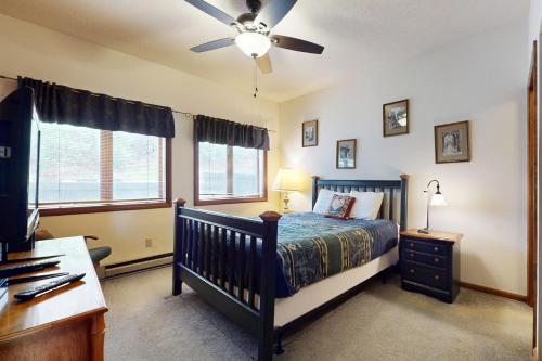 une chambre avec un lit et un ventilateur de plafond dans l'établissement Skyleaf Villa 801, à Sugar Mountain