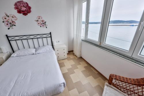 a bedroom with a bed and a large window at Casa de Antonio in Camariñas