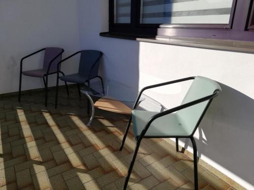 três cadeiras sentadas numa sala com uma janela em 3611 HAUS HABRUCK Top 2 em Habruck