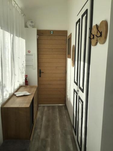 - un couloir avec une porte en bois dans l'établissement La maison Anaïa, à Gargas