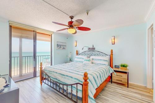 1 dormitorio con 1 cama y ventilador de techo en Sunset Shores en St Pete Beach