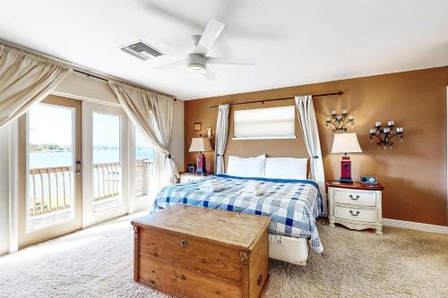 una camera con letto e vista sull'oceano di Lake June a Lake Placid