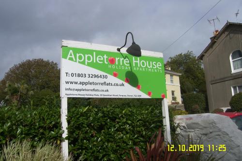 un panneau dans une cour devant une maison dans l'établissement Appletorre House Holiday Flats, à Torquay