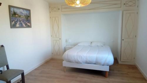 Postel nebo postele na pokoji v ubytování Villa prestigieuse à Concarneau avec piscine