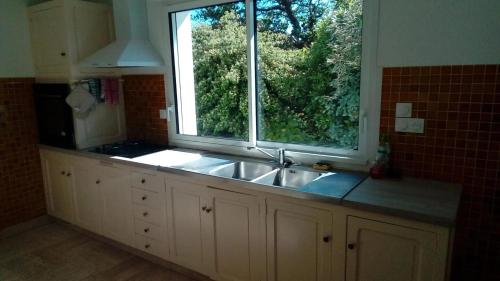 Kuchyň nebo kuchyňský kout v ubytování Villa prestigieuse à Concarneau avec piscine