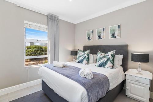 Un dormitorio con una cama grande y una ventana. en Bona View G36 by Host Agents, en Big Bay