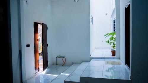a hallway with a door and a tile floor at Villa residence AMI in Saint-Louis