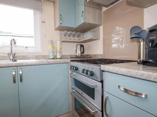 a kitchen with a stove and a sink at The Mermaid A04 in Par