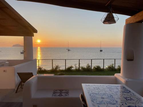 a view of the ocean at sunset from a house at Villa Maris - accesso diretto alla spiaggia in Santa Marina Salina