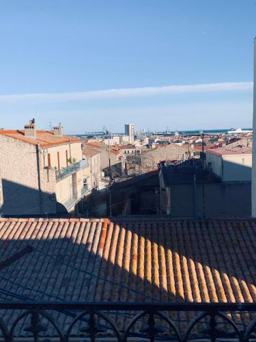 une vue depuis le toit d'un immeuble dans l'établissement La Révolution, à Sète