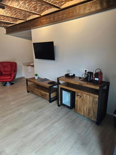 B&B Hoeve De Brieserにあるテレビまたはエンターテインメントセンター