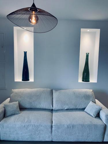 - un salon avec un canapé et deux vases dans l'établissement La Révolution, à Sète