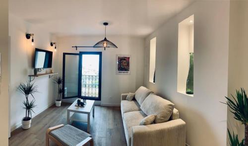 un salon avec un canapé et une table dans l'établissement La Révolution, à Sète