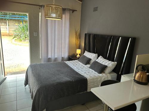 Кровать или кровати в номере Relax in Nature Cottage Close to OR Tambo International Airport