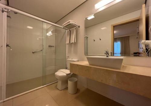 Bilik mandi di Apart-hotel Ribeirânia