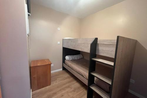 Cette petite chambre comprend des lits superposés. dans l'établissement Charming apartment overlooking the sea, à Port-la-Nouvelle