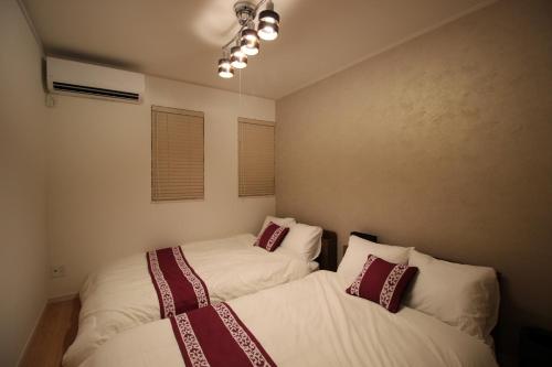 twee bedden naast elkaar in een kamer bij HOPE VILLA Onna-son - Vacation STAY 52846 in Inbu