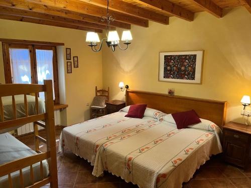 ein Schlafzimmer mit einem großen Bett und einer Leiter in der Unterkunft Cortijo los Vélez in Vélez-Blanco