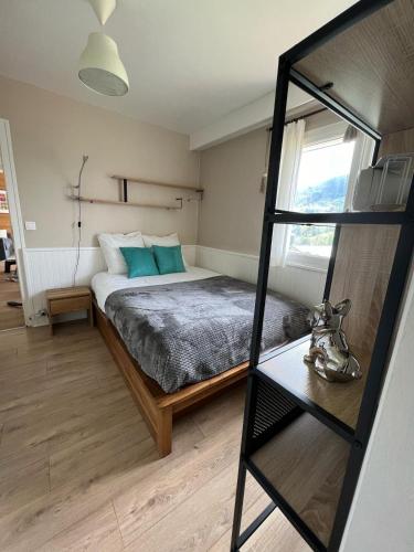 une chambre avec un lit et un miroir dans l'établissement Appartement cosy avec vue exceptionnelle, à Saint-Gervais-les-Bains