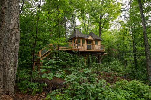 Taman di luar Les Refuges Perchés Mont-Tremblant
