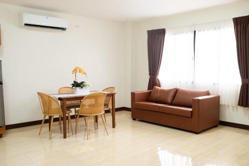 a living room with a table and a couch at LB Pietz Pension House in Cordova