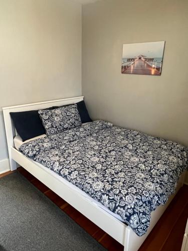 Un pat sau paturi într-o cameră la Homestay in cozy River Heights home