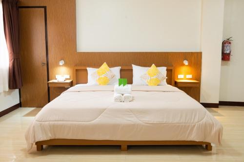 a bedroom with a large bed with two towels at LB Pietz Pension House in Cordova