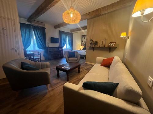 オランジュにあるLe Clos d'Orange, Hotel & ville de Provenceのリビングルーム(ソファ、椅子付)