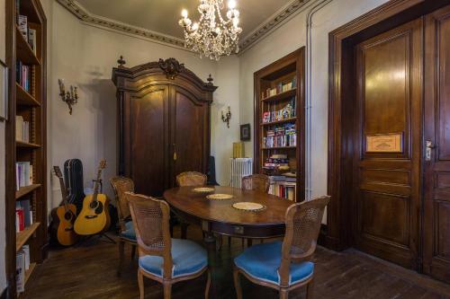 - une salle à manger avec une table et des chaises en bois dans l'établissement Villa St Simon, à Blaye